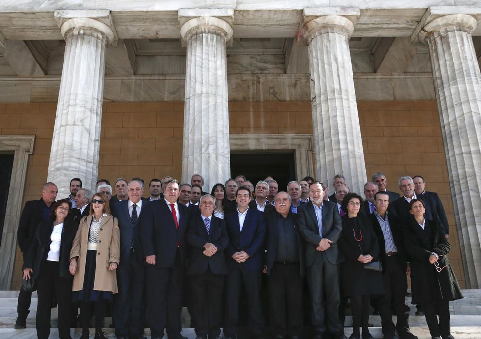 Foto: El primer ministro griego, Alexis Tsipras, rodeado de los miembros de su Gobierno tras la primera reunión del gabinete (Reuters)