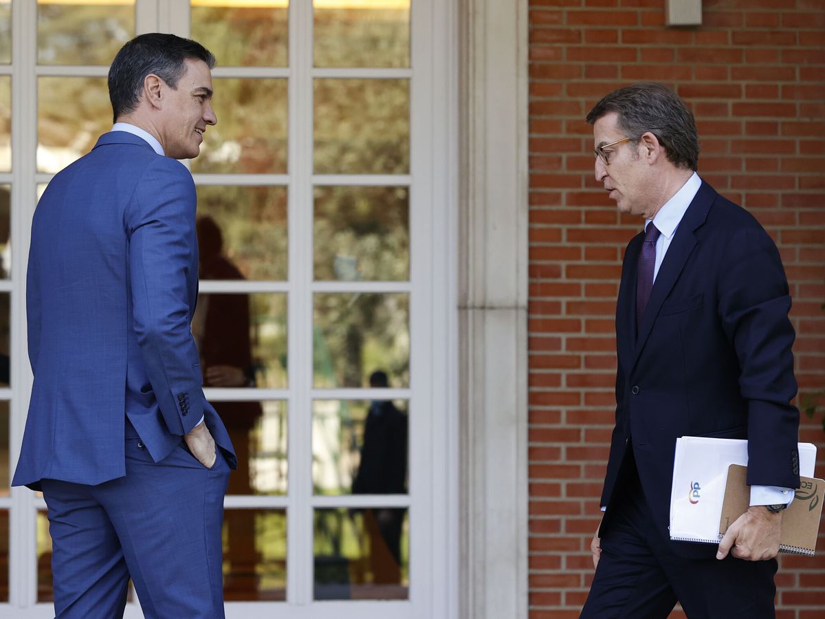 Foto: El presidente del Gobierno, Pedro Sánchez, recibe al nuevo líder del PP, Alberto Núñez Feijóo. (EFE/Chema Moya)