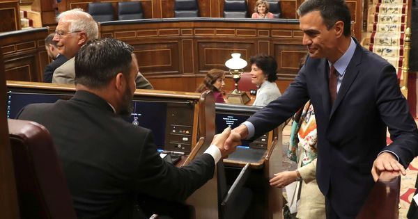 Foto: Abascal y Sánchez, en la sesión constitutiva de las últimas Cortes Generales. (EFE)