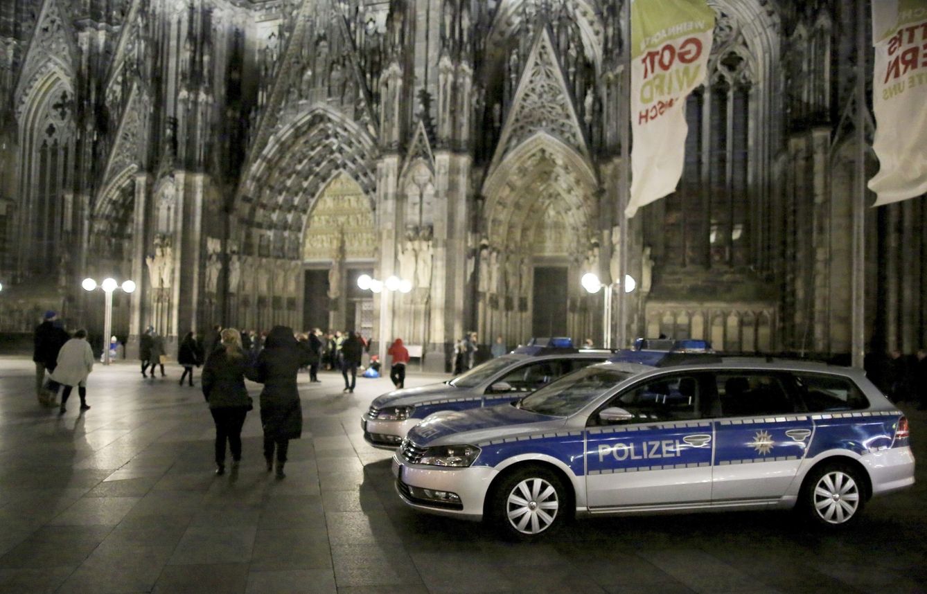 Coches de policía desplegados frente a la Catedral de Colonia, el 24 de diciembre de 2016 (EFE)