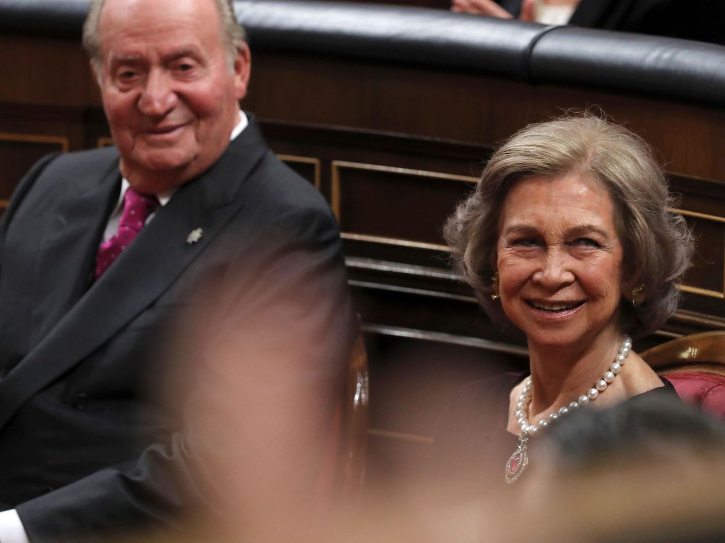 Los Reyes eméritos, Juan Carlos y Sofía, en el hemiciclo del Congreso. (EFE)
