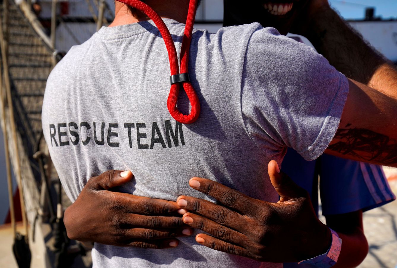 Imagen de archivo de un inmigrantes rescatado en 2018 por la ONG que abraza a un miembro de la tripulación. (Reuters)