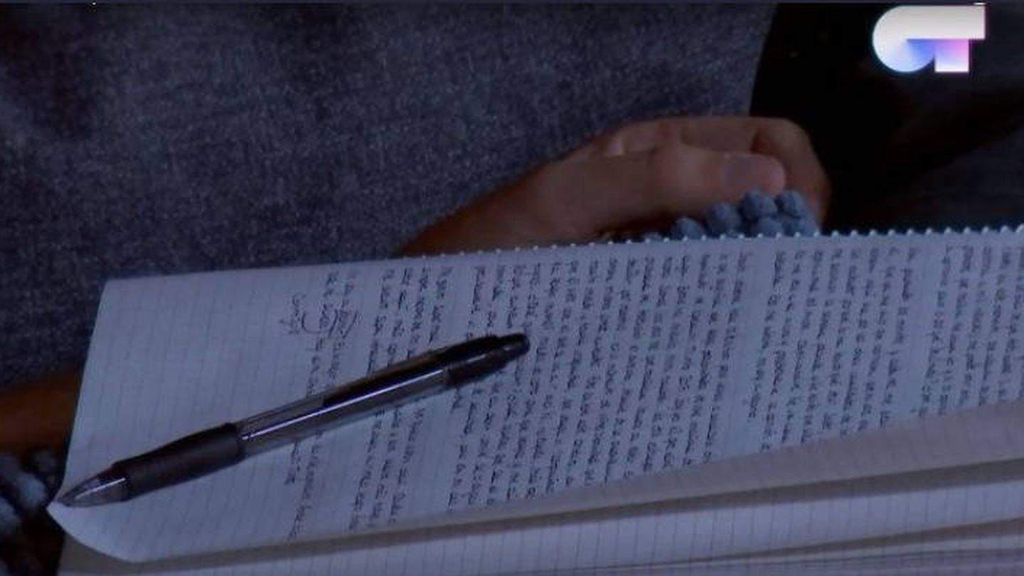 Detalle del escrito de Agoney en el cuaderno de Ricky.