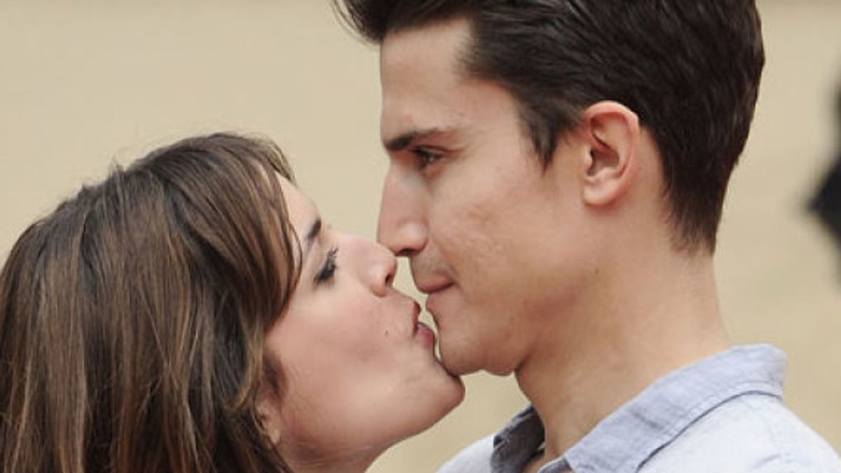 Álex González y Adriana Ugarte demuestran su amor en público con un beso en el Festival de Málaga