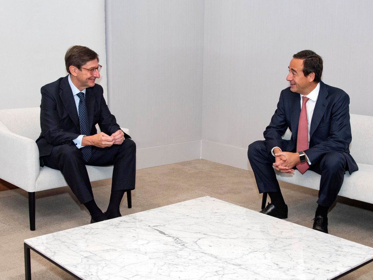 Foto: José Ignacio Goirigolzarri (i), presidente de Bankia, y Gonzalo Gortázar (d), CEO de CaixaBank. (EFE)