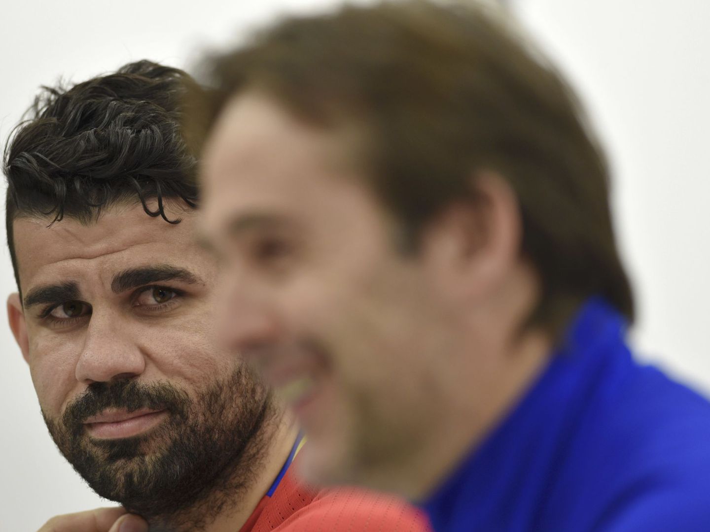 Diego Costa mira a Lopetegui en una rueda de prensa. (Reuters)