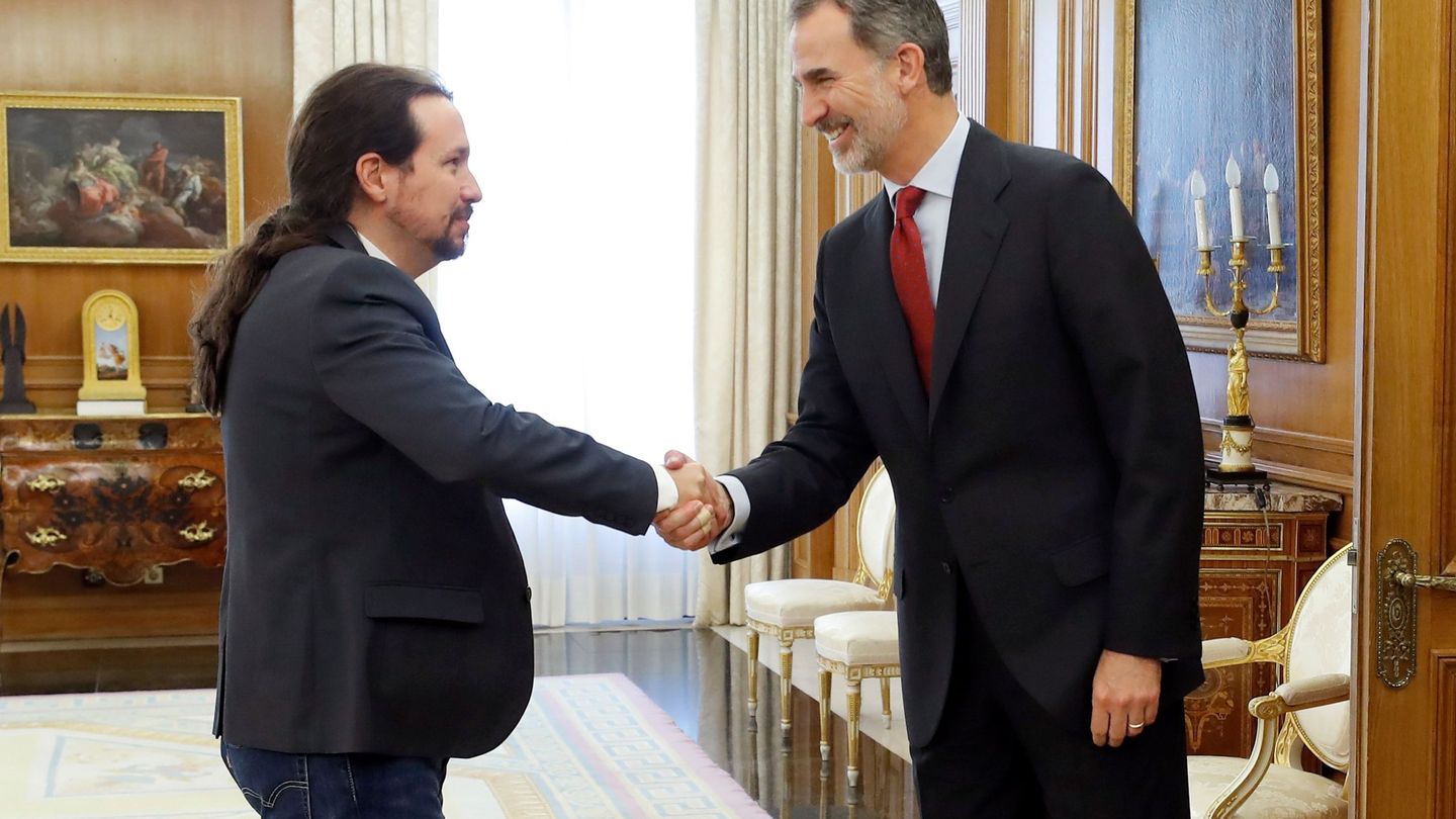 Felipe VI saluda al líder de Podemos, Pablo Iglesias. (EFE)