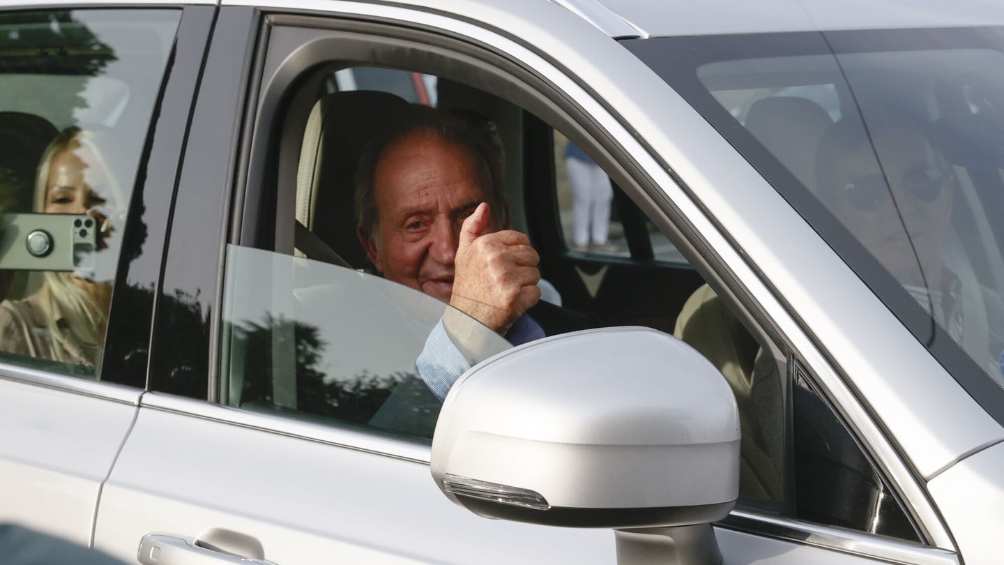 El rey Juan Carlos, a su llegada a Galicia. (EFE/Lavandeira Jr.)