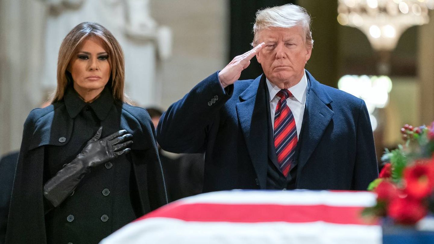 Donald y Melania Trump durante el homenaje a George H. W. Bush. (Getty)