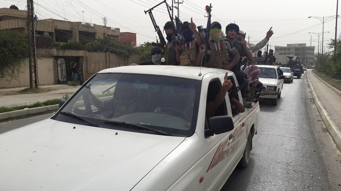 Milicianos del Estado Islámico  de Irak y Siria celebran la toma de Mosul (Reuters). 