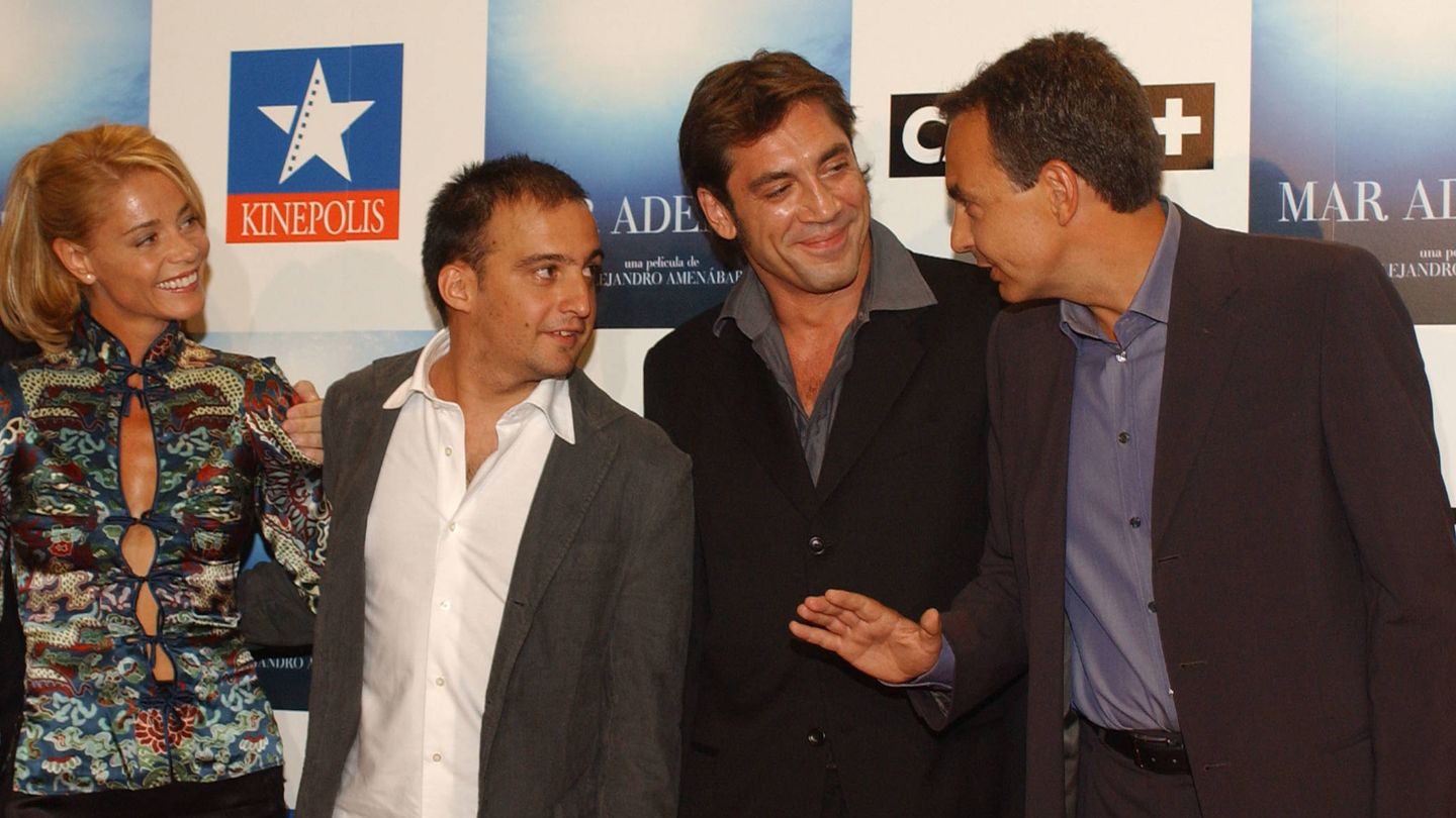 El director, junto a Belén Rueda, Javier Bardem y José Luis Rodriguez Zapatero en el estreno de 'Mar adentro'. (Getty)