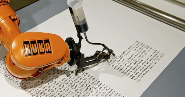 Foto:  Un robot escribe un pasaje de la Torá en el Museo Judío de Berlín (Alemania) en una instalación artística de 'Robotlab'. (EFE)