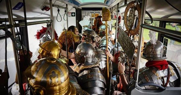 Foto: La Legio XXI Rapax en su famoso autobús