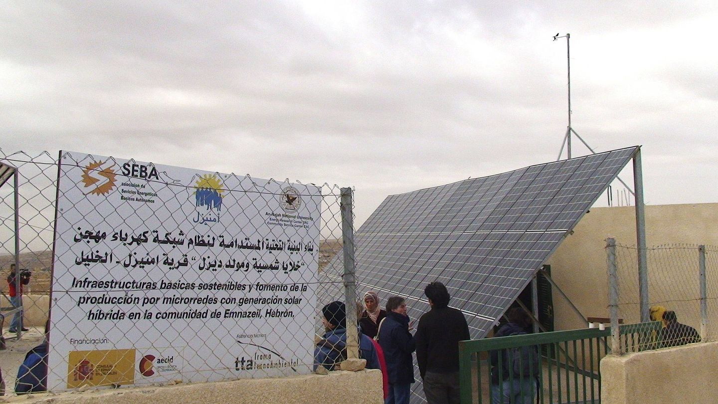 Una planta fotovoltaica en el sur de Cisjordania, construida con financiación de la cooperación española. (EFE)