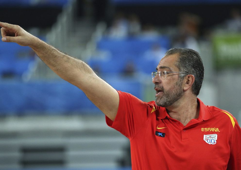 Foto: Orenga da indicaciones al equipo español durante el pasado Eurobasket.