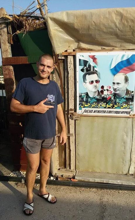 El soldado Maxim Mazhnikov junto a un cartel de Putin y Asad. Él mismo subió la foto (Foto: VKontakte).