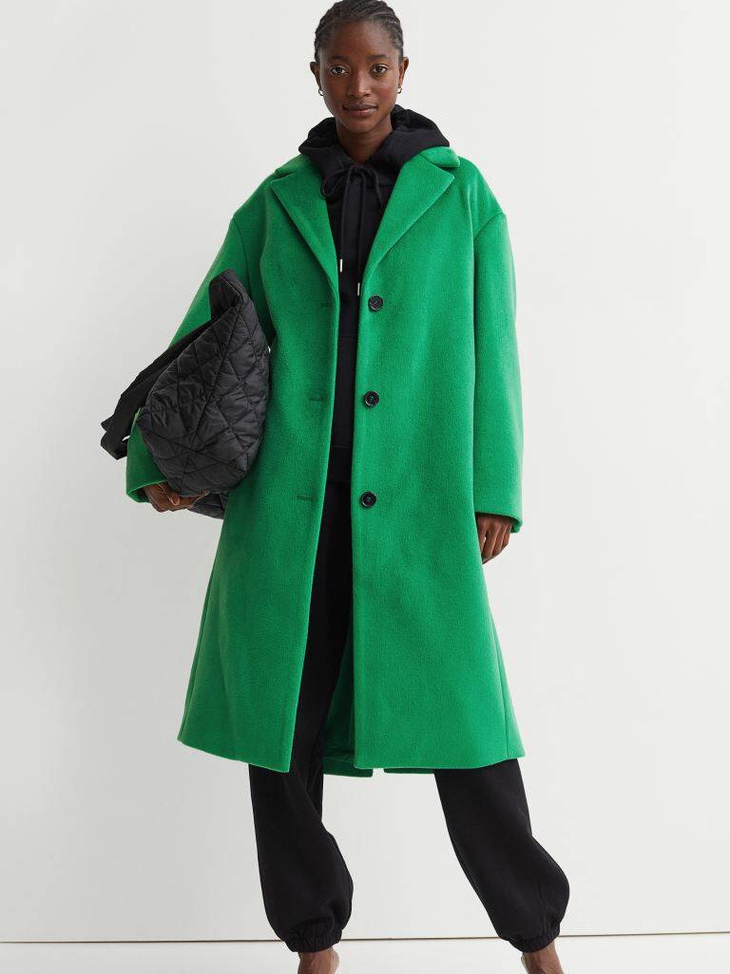 El abrigo verde de HyM. (Cortesía)