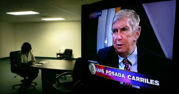 Foto: Un periodista mira una entrevista con Luis Posada Carriles en un canal de Miami, en mayo de 2005. (Reuters)