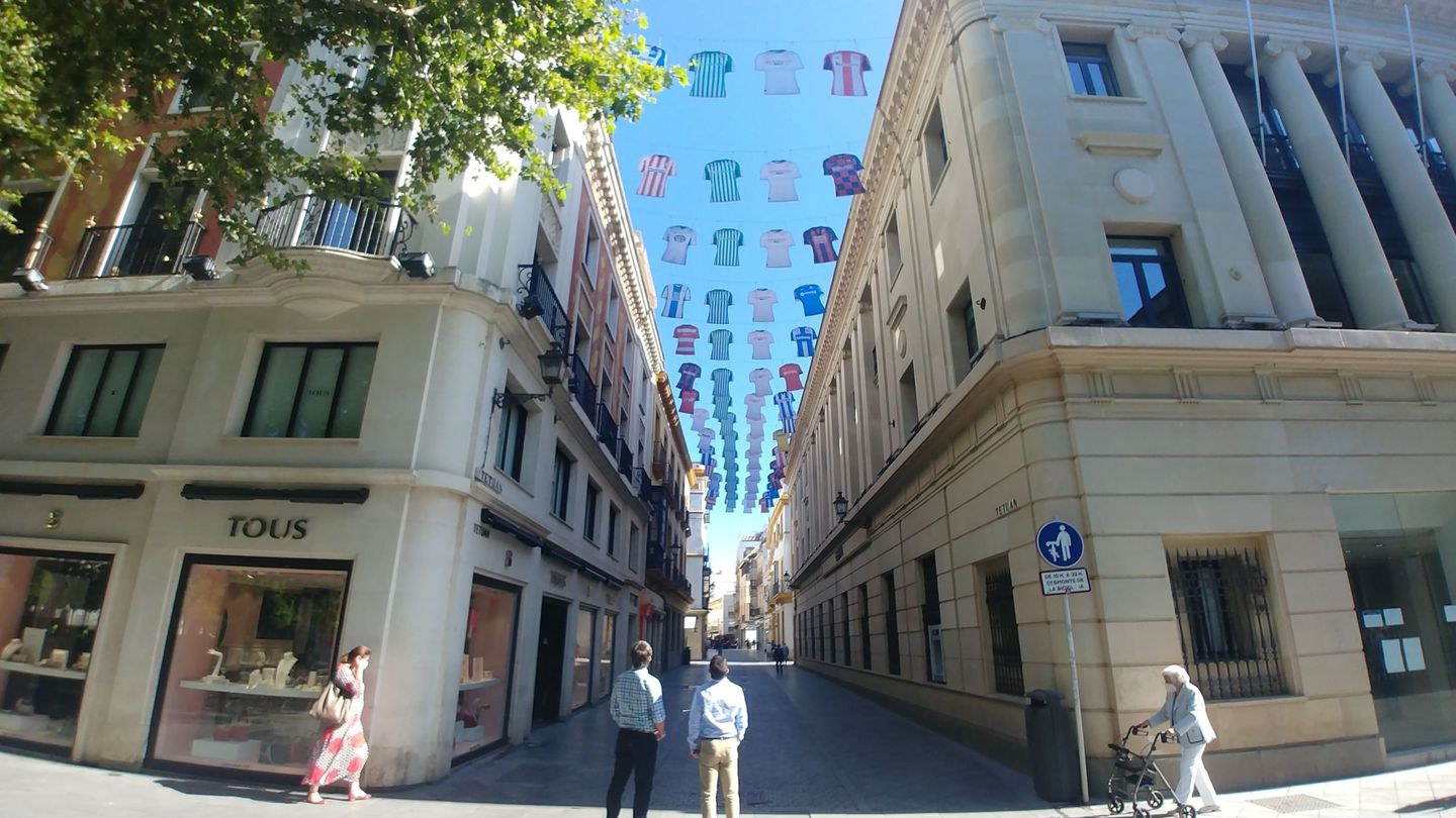 La calle Tetuán, en Sevilla, decorada por LaLiga para promocionar el regreso de la competición. (EFE)
