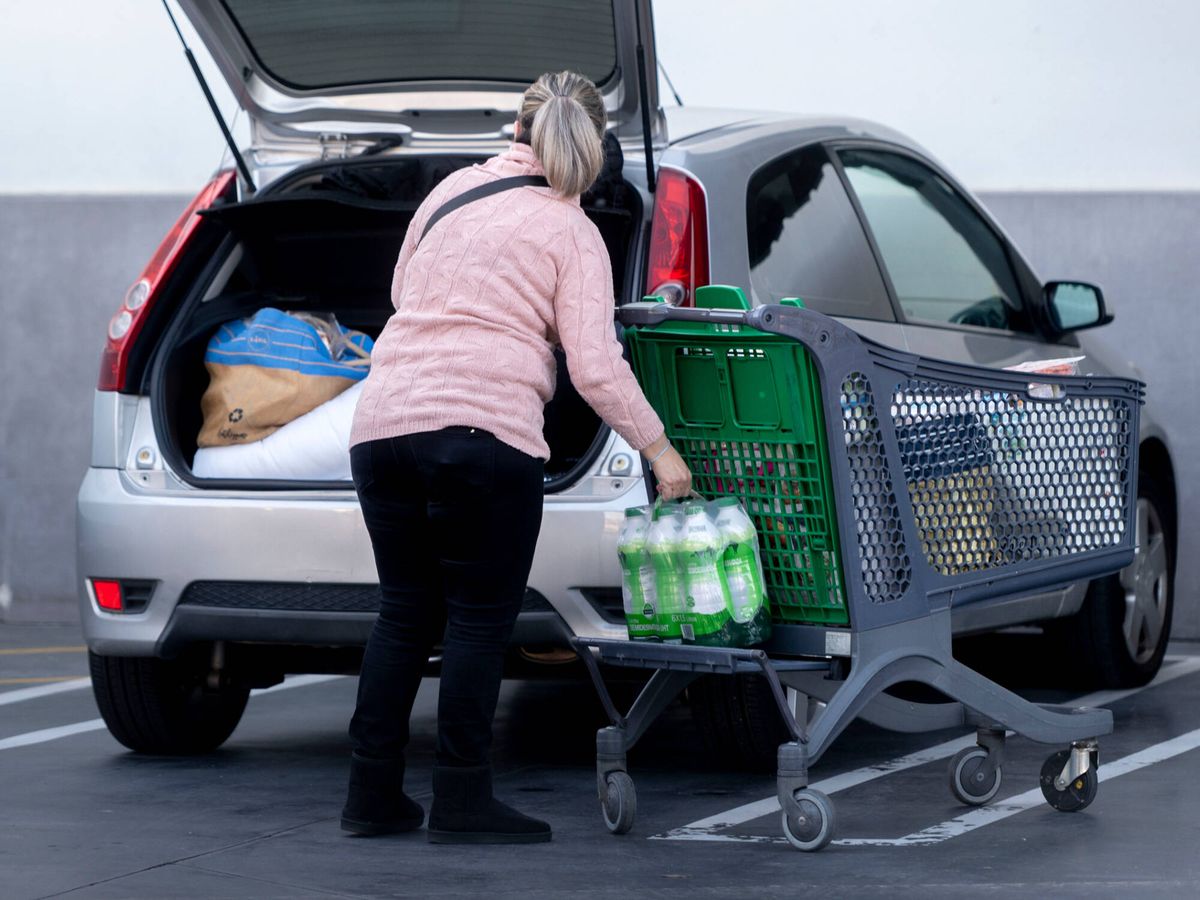 Foto: Una mujer mete la compra en el maletero de su vehículo. (Europa Press/Alberto Ortega)