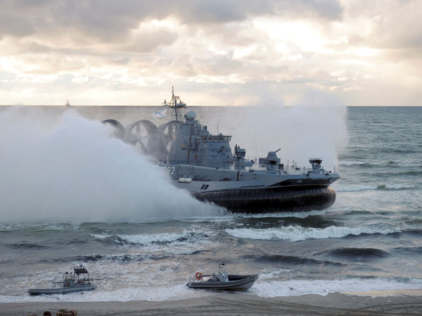 Uno de los buques militares rusos que participaron en las maniobras `Zapad´de 2013 en el Báltico, cerca de Kaliningrado. (Reuters)