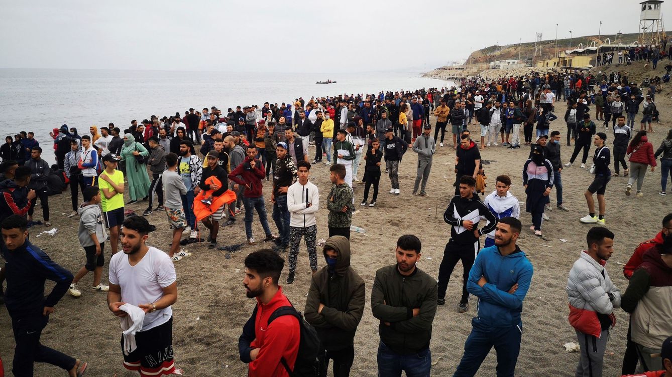Foto: Cientos de inmigrantes esperan en la playa de Fnideq para cruzar los espigones de Ceuta este martes. (EFE)