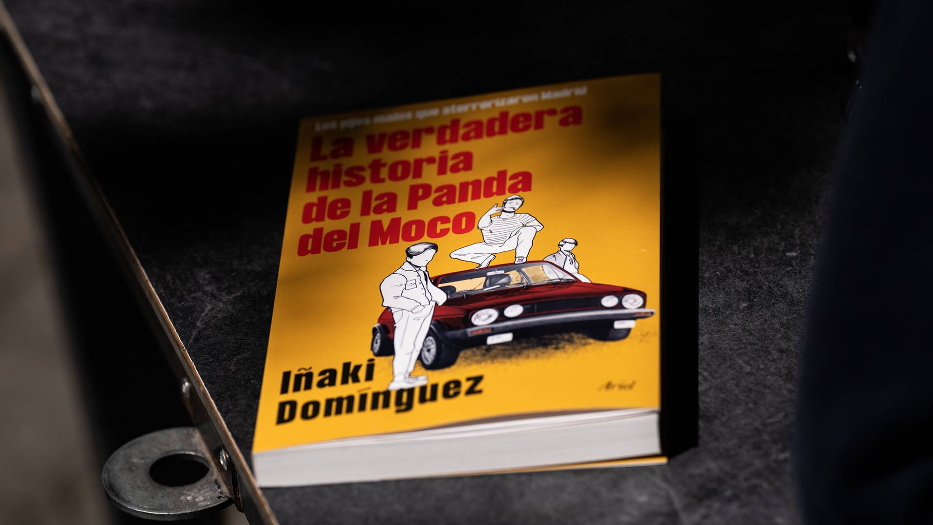 El libro 'La Panda del Moco: La verdadera historia de los pijos malos que aterrorizaron Madrid' del periodista Iñaki Domínguez. (A. B.)