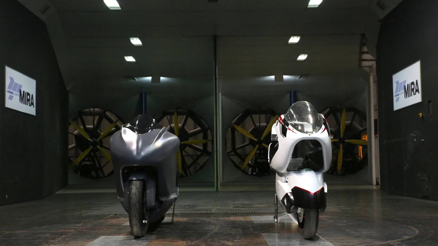 La WMC250EV junto con la moto más rápida de Europa en la actualidad (WMC)