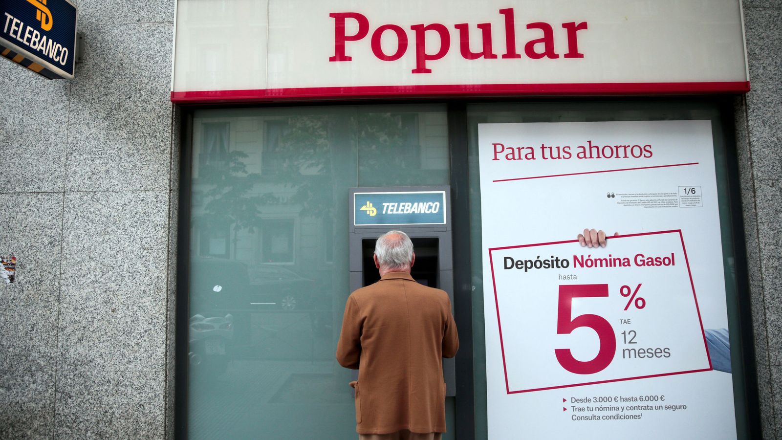 Foto: Un hombre utiliza un cajero en una oficina del Banco Popular en Madrid. (Reuters)