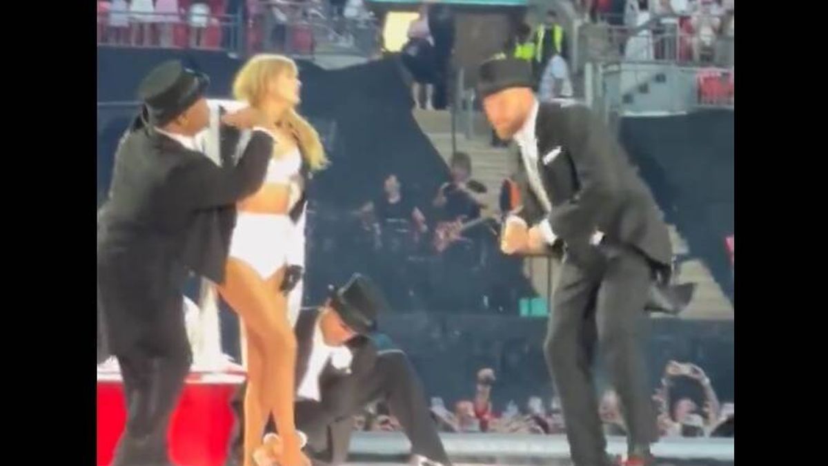 El jugador Travis Kelce saca por sorpresa sus pasos prohibidos y el bailarín que lleva dentro en un concierto de Taylor Swift
