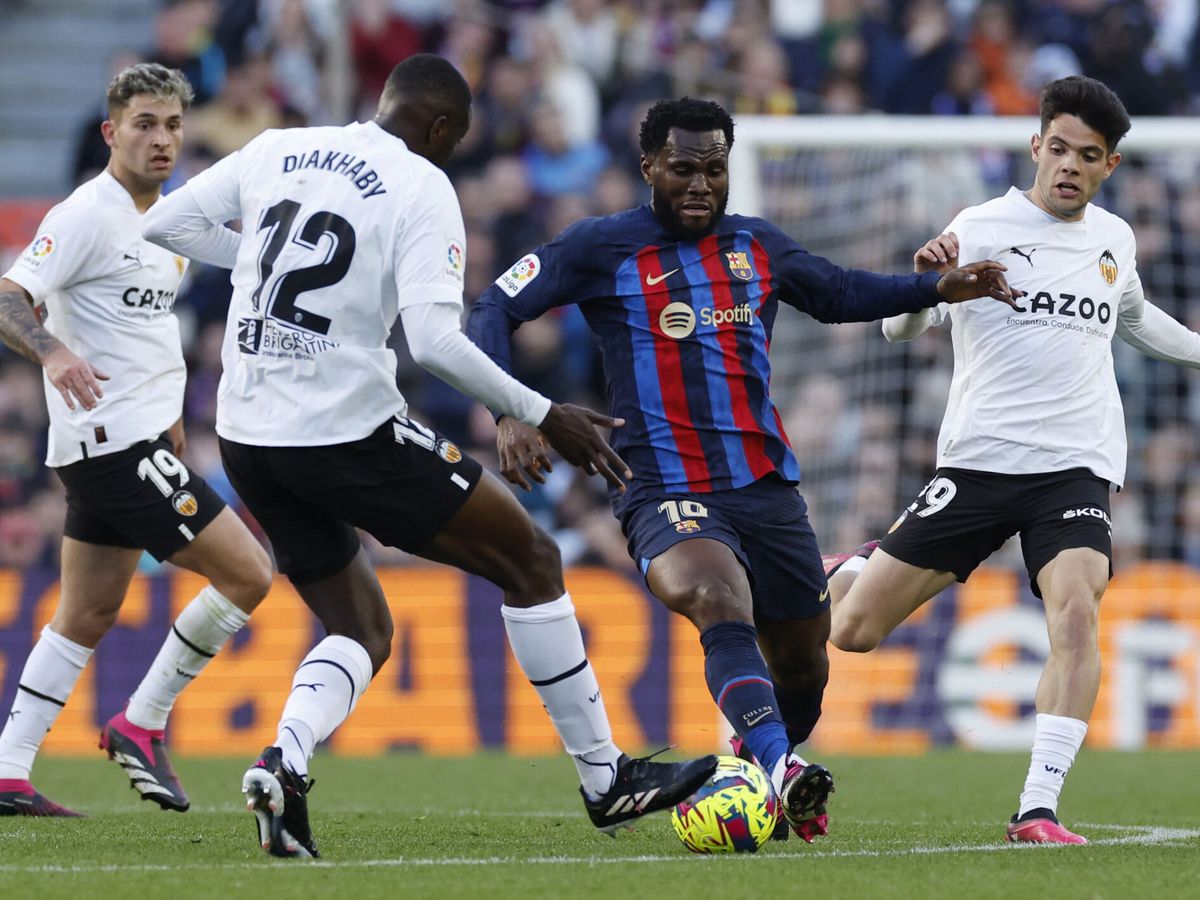 Foto: El centrocampista africano del Barça, durante el encuentro. (Reuters/Albert Gea)
