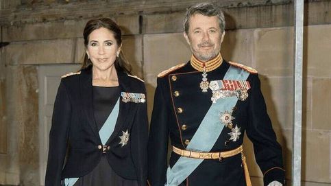 El curioso vestido de gala de Mary de Dinamarca que es, a su vez, un uniforme militar