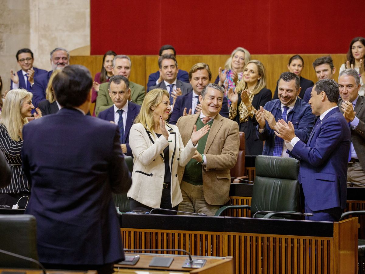 Foto: La bancada popular y el Gobierno andaluz aplauden tras la aprobación del Presupuesto de la Junta para 2023. (EFE / Julio Muñoz)