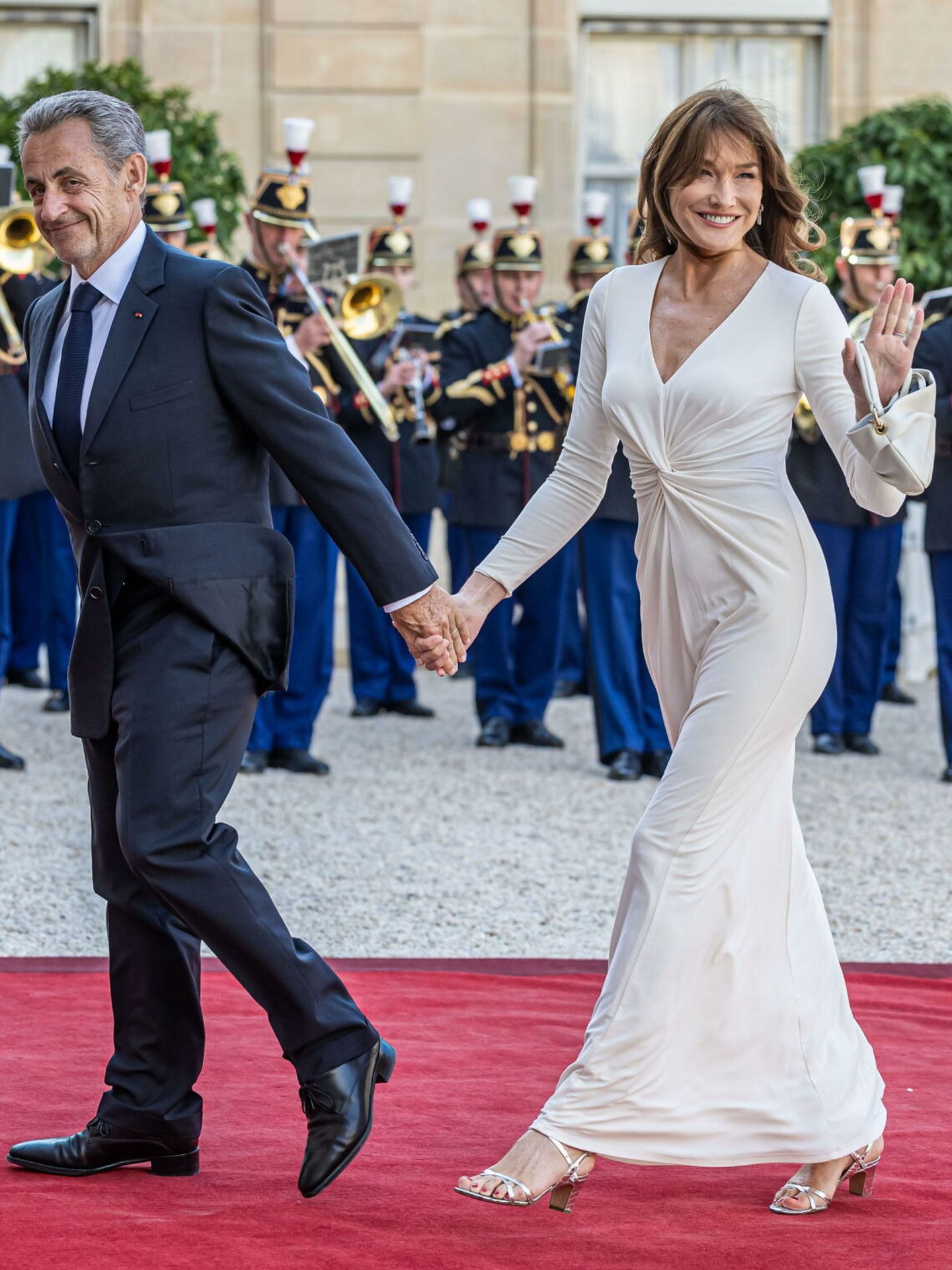 Carla Bruni y Nicolás Sarkozy, en su llegada a la cena oficial. (EFE)