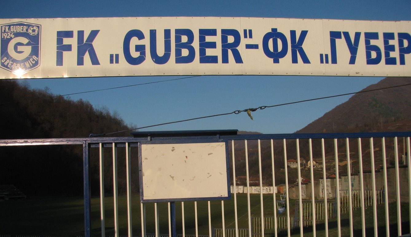 Puerta de acceso al campo de entrenamiento del Guber (David Ruiz)