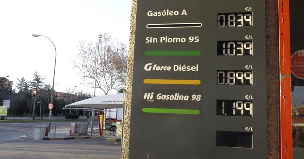 Foto: Gasolinera Galp en la avenida de Arcentales con el precio del combustible en sus paneles. (EFE)