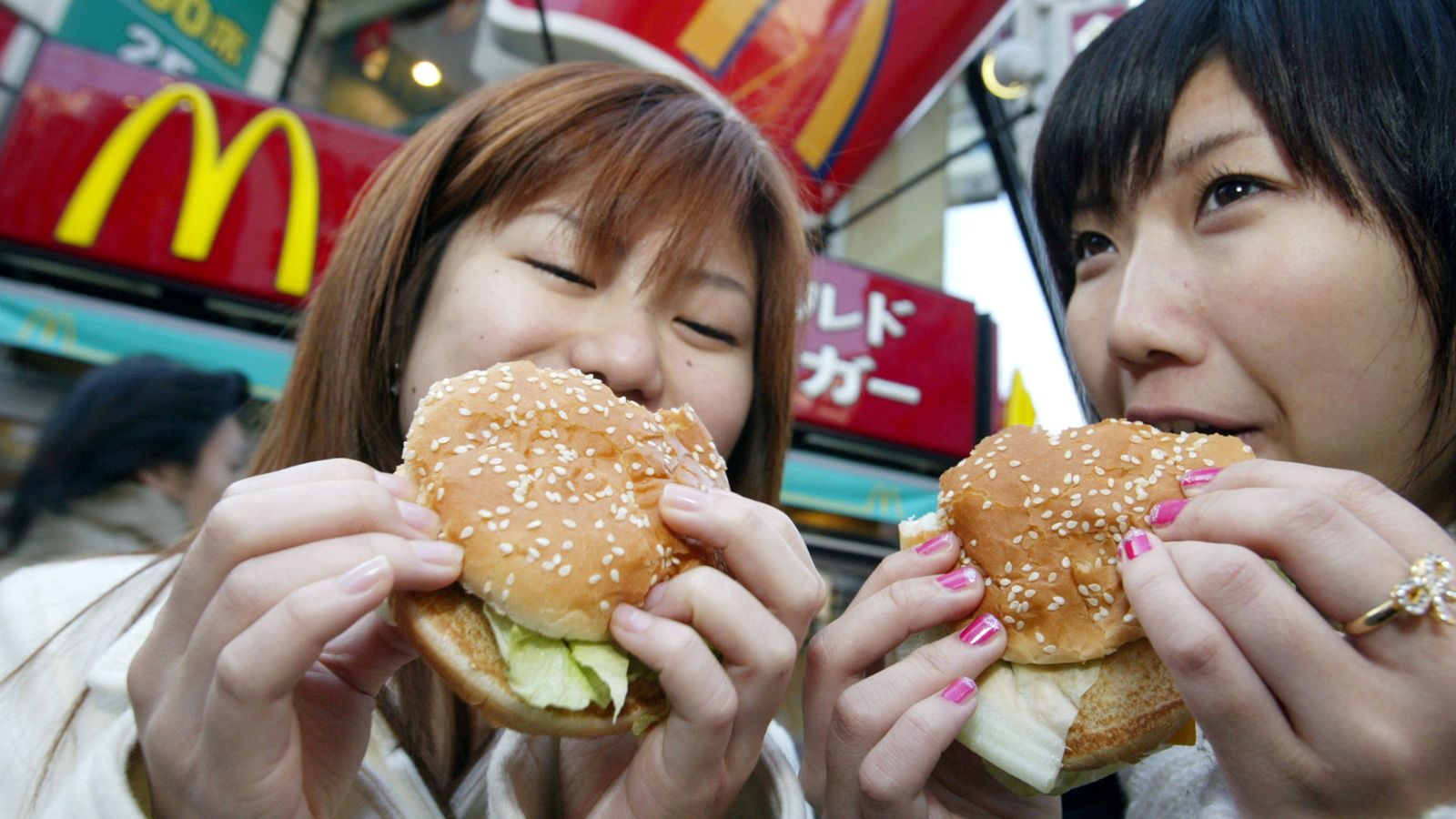 Foto: Dos japonesas comiendo un Big Mac. (Reuters)