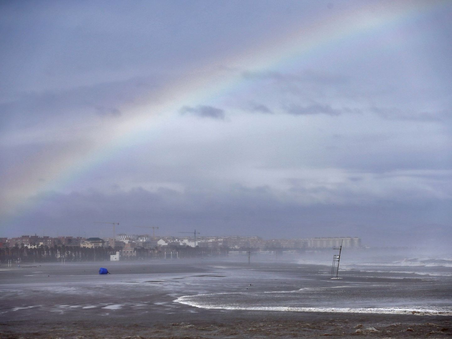 Vista del arcoiris en la playa de Las Arenas y La Malvarrosa de Valencia este lunes (EFE)