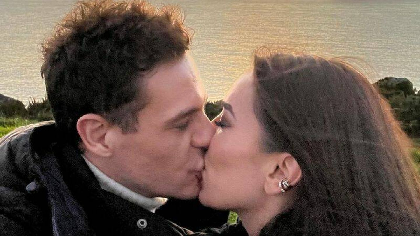Primer beso público entre Christian Gálvez y Patricia Pardo. (Instagram)