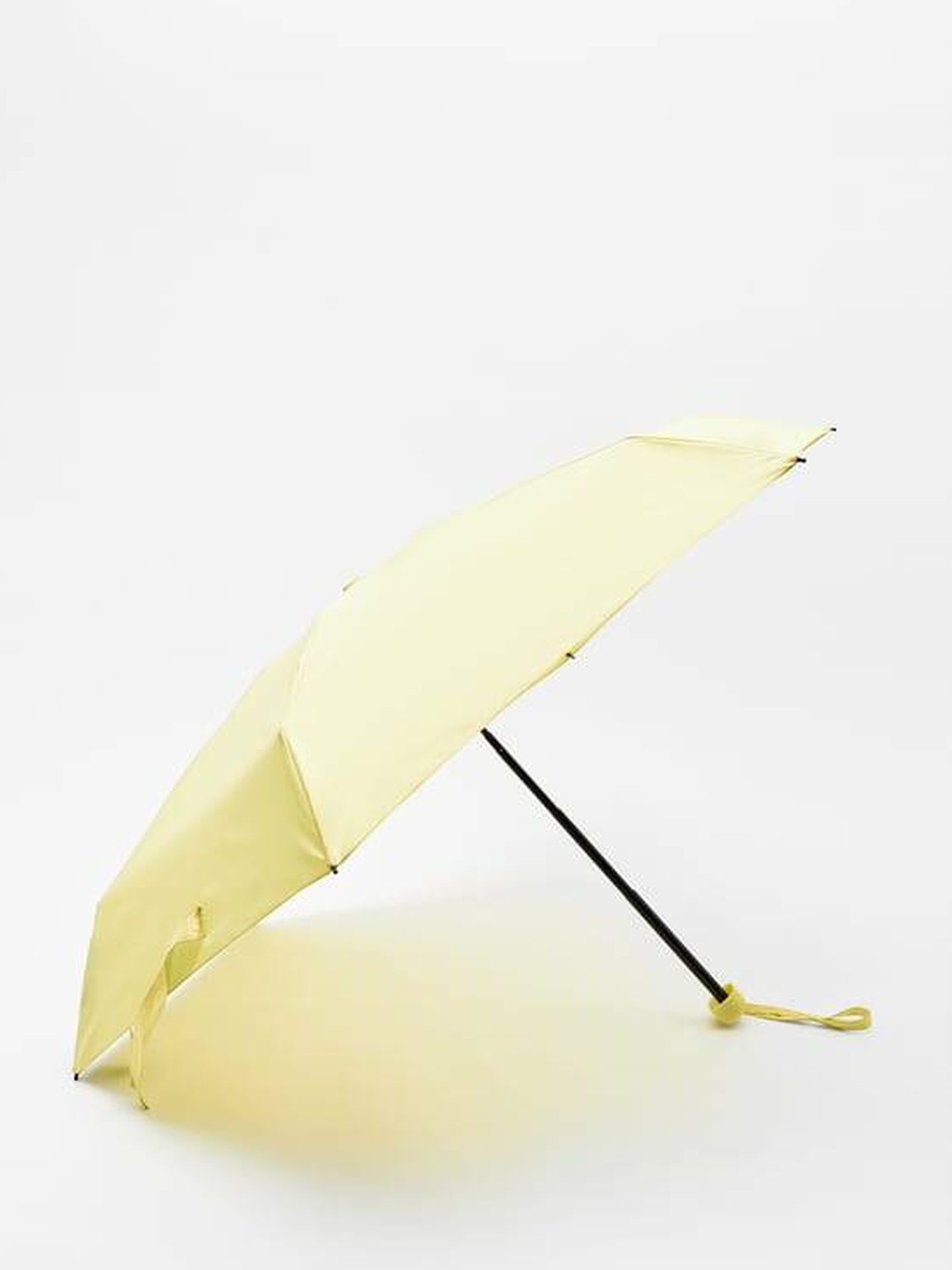 Paraguas mini plegable. (Zara, Cortesía)