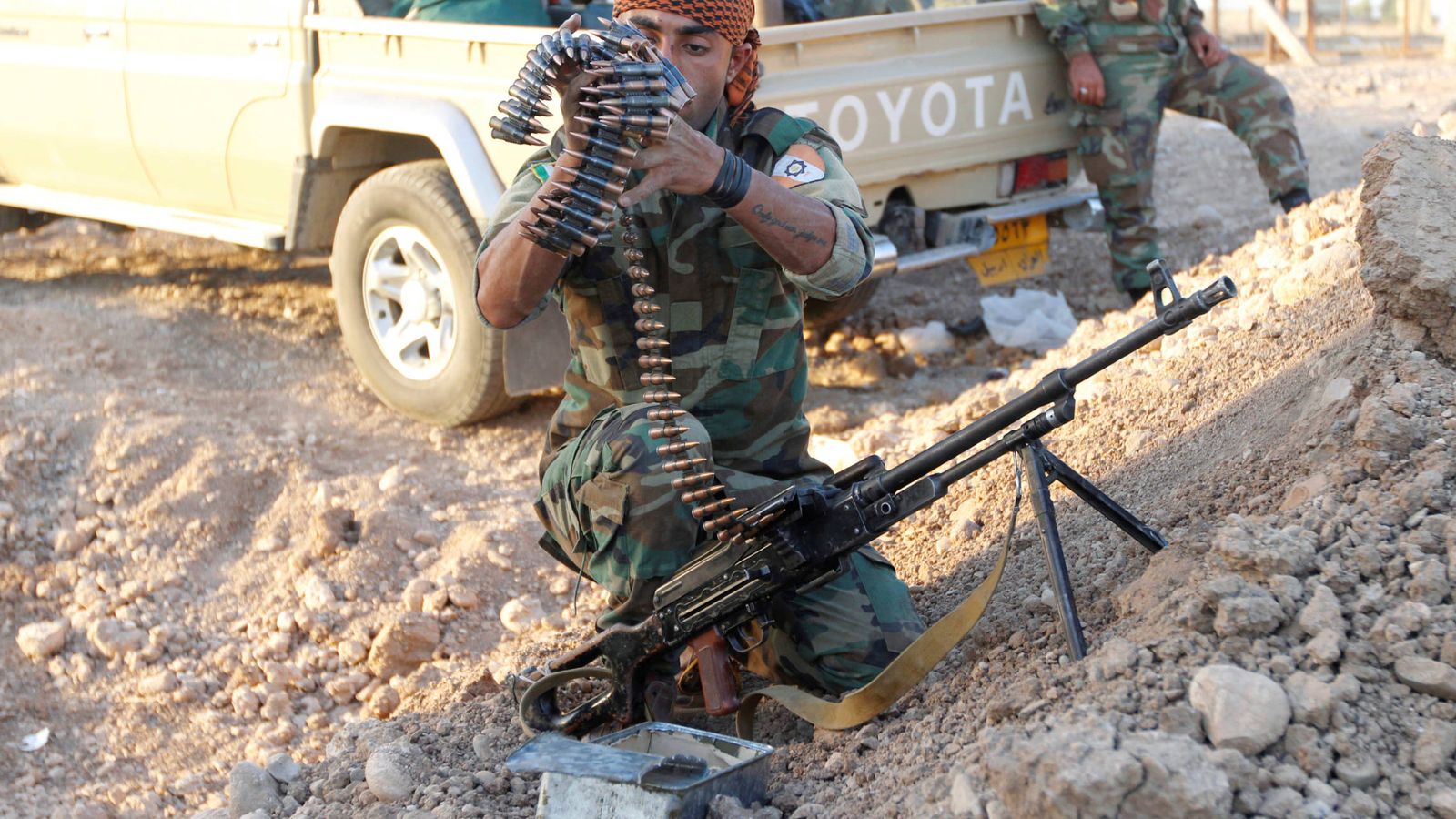 Foto: Un combatiente de los "peshmerga" prepara su arma en el norte de Kirkuk. (Reuters)