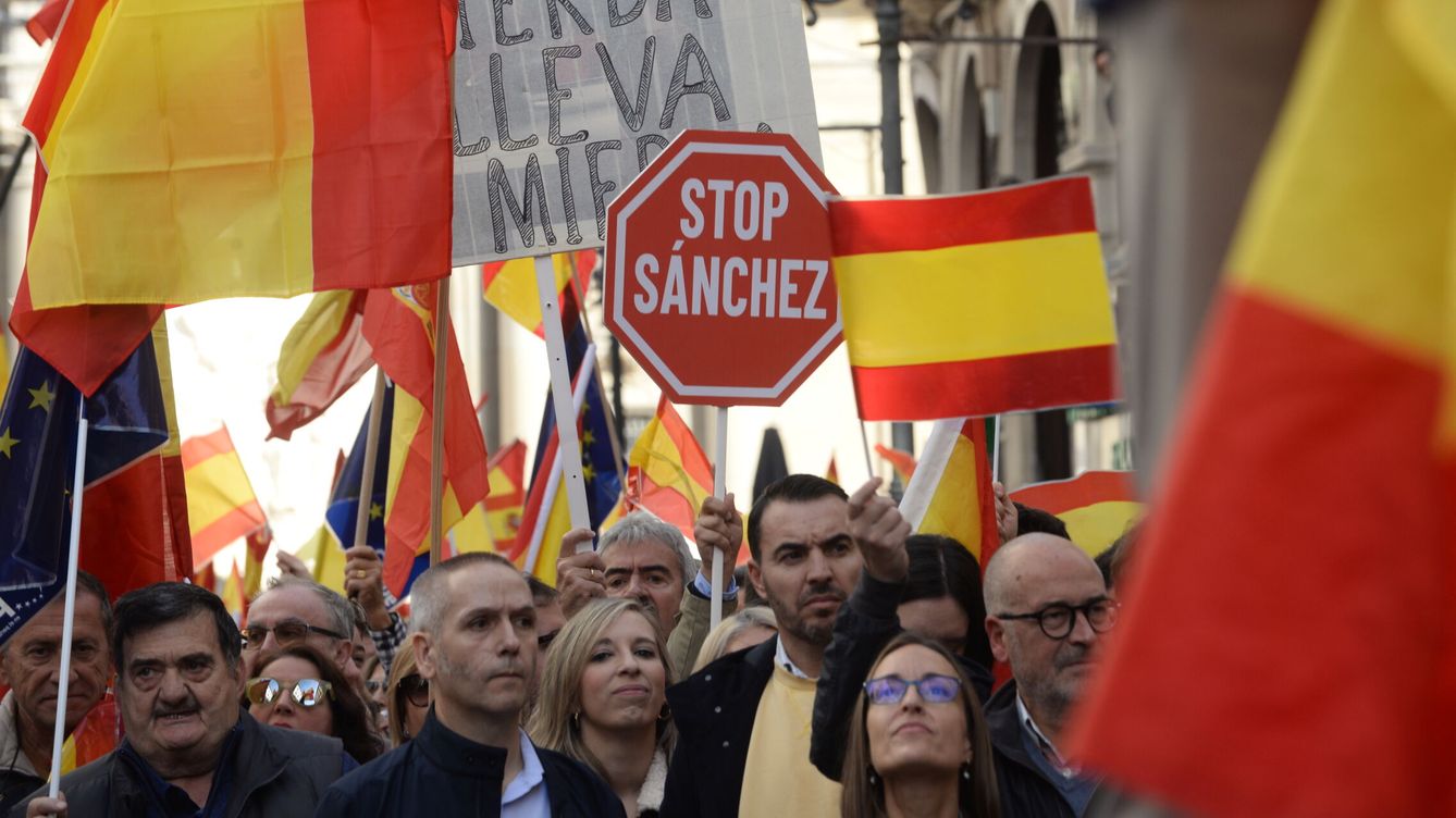Foto: Manifestantes durante una concentración del PP contra la amnistía, a 12 de noviembre de 2023, en Zaragoza (Ramón Comet / Europa Press)