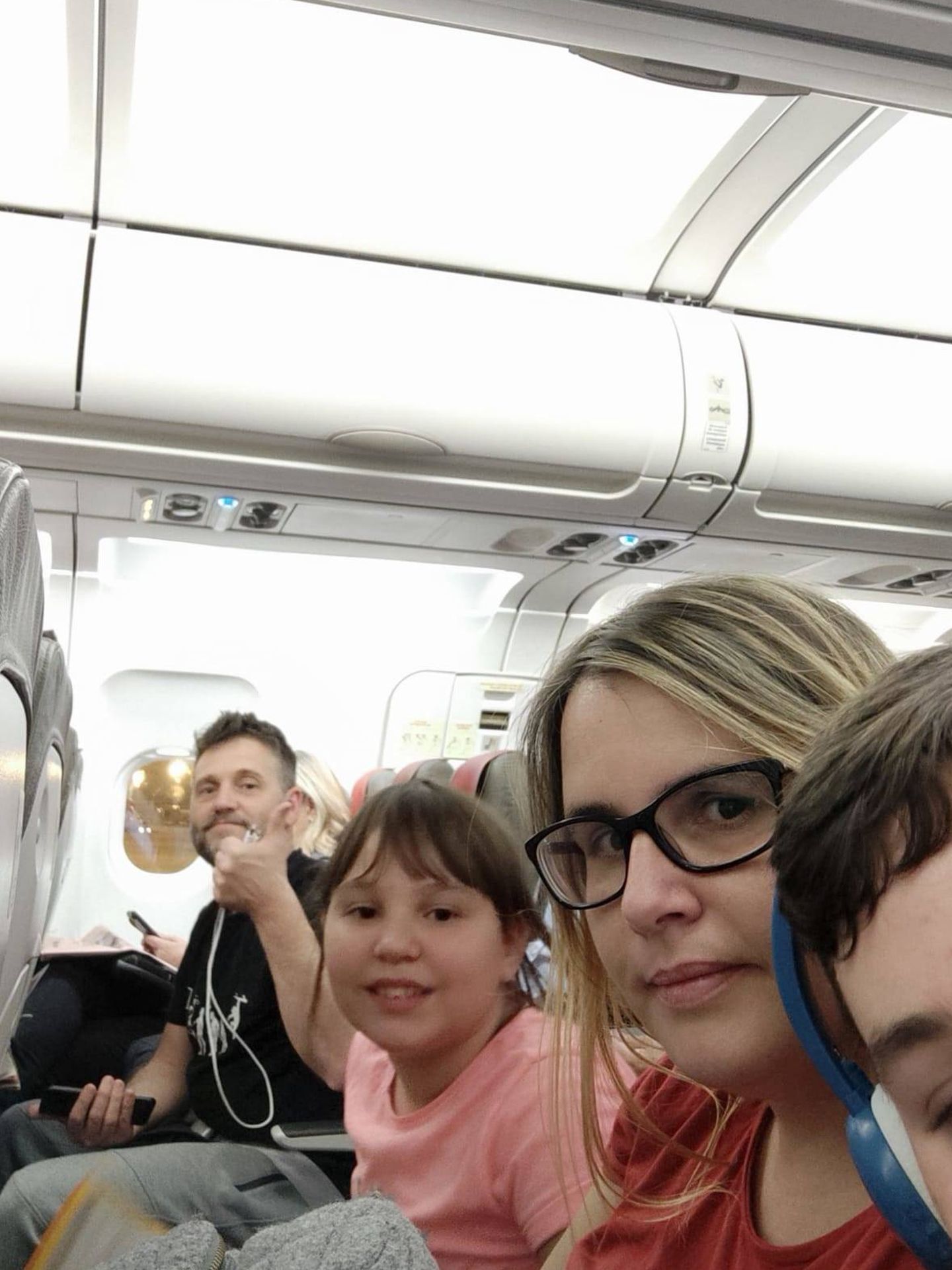 Estella y su familia, en el vuelo Londres-Barcelona. (Cedida)