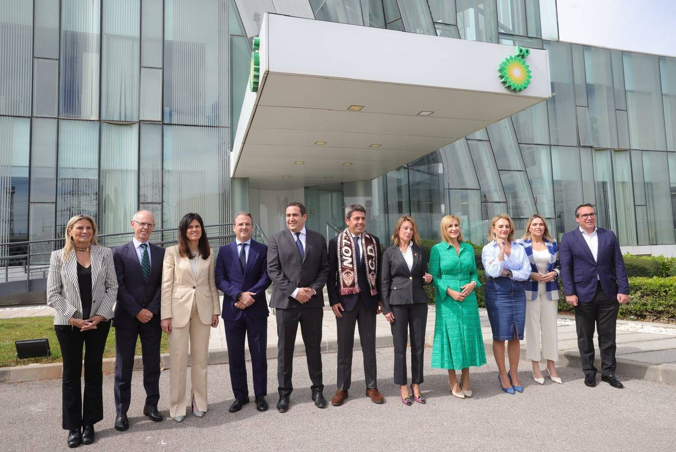 Los responsables de BP España posan junta al presidente de la Generalitat, Carlos Mazón.