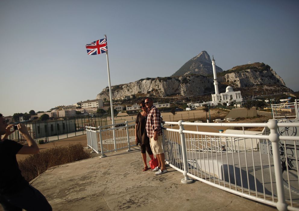 Foto: Turistas se hacen una fotografía con el Peñón de Gibraltar de fondo (REUTERS)