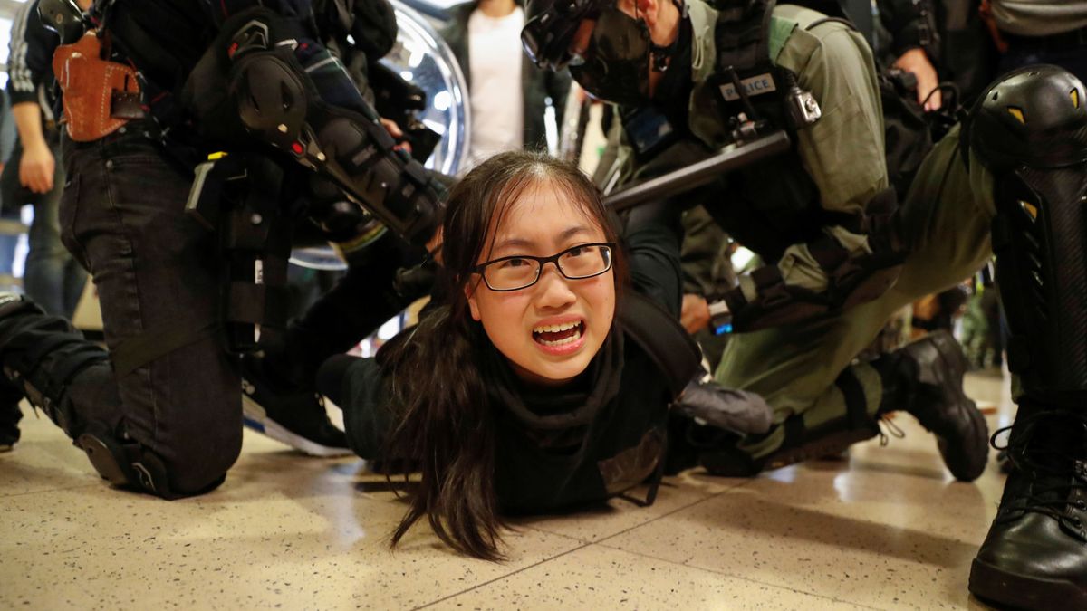 Miles de hongkoneses vuelven a las calles mientras China exige a Lam una solución