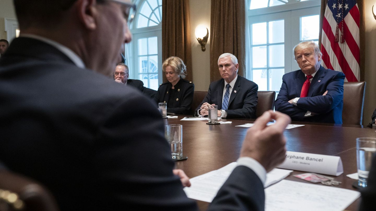 Stéphane Bancel, de espaldas, en un encuentro con Donald Trump y Mike Pence. (Reuters)