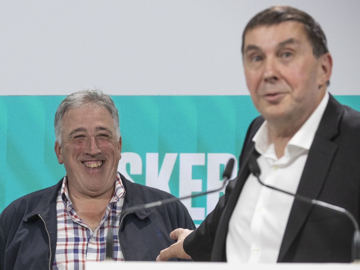 Foto: Joseba Asiron, candidato de Bildu a la Alcaldía de Pamplona, y Otegi en un acto de campaña. (EFE/Javier Etxezarreta)