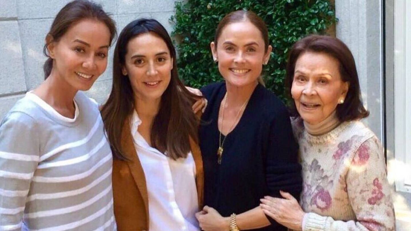 Isabel Preysler, junto a su hija Tamara Falcó, su sobrina Joanna Preysler y su madre, Betty Arrastia. (Instagram @joannapreyslermanila)