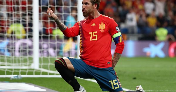 Foto: Sergio Ramos dedica el gol, en el partido entre España y Suecia, a Pilar Rubio con una petición de mano. (Efe)